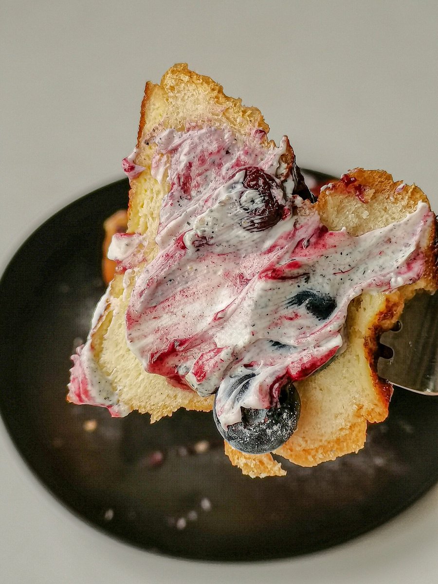 TylerRe02600442's tweet photo. This fresh wild blueberry jam from Pacific Northwest is a game-changer—thick, juicy, and packed with real fruit flavor (no weird additives!). Perfect on toast or yogurt, it’s 10/10 for breakfast vibes. #FoodFind #IngredientTest https://t.co/NmEblE1iW0