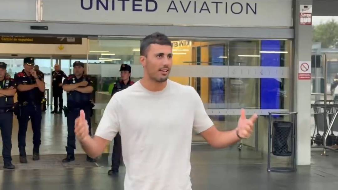 BarcaTimes's tweet photo. 🚨🚨🎙️| Rodri, on his arrival: “It's a DREAM to be able to play for Barça. Now let's go for the Champions League and everything ELSE in our way!” #fcblive 🔥 https://t.co/nVvRpxfno4