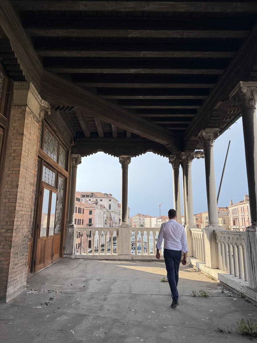 comunevenezia's tweet photo. 🏛️ Un nuovo futuro per le Pescherie di Rialto, uno spazio aperto alla città e alle nuove generazioni!

🔹 Questo pomeriggio il sindaco @SimonVenturini ha effettuato un sopralluogo al complesso delle Pescherie di Rialto per approfondire gli interventi necessari alla riqualificazione dello storico edificio, nell’ambito del percorso avviato da @visitmuve_it.

📌 L’obiettivo è restituire alla città uno dei luoghi simbolo dell’area realtina, valorizzandone storia, architettura e vocazione commerciale, per trasformarlo in un nuovo spazio dedicato alla comunità, con particolare attenzione ai giovani.

💬 “Rialto è uno dei cuori della nostra città e la Pescheria rappresenta un patrimonio straordinario, nel quale storia, architettura, commercio e vita quotidiana di Venezia si incontrano. Vogliamo lavorare perché questo luogo possa tornare pienamente a vivere, con una nuova funzione di comunità, aperta ai cittadini e con particolare attenzione alle nuove generazioni” ha sottolineato il sindaco.