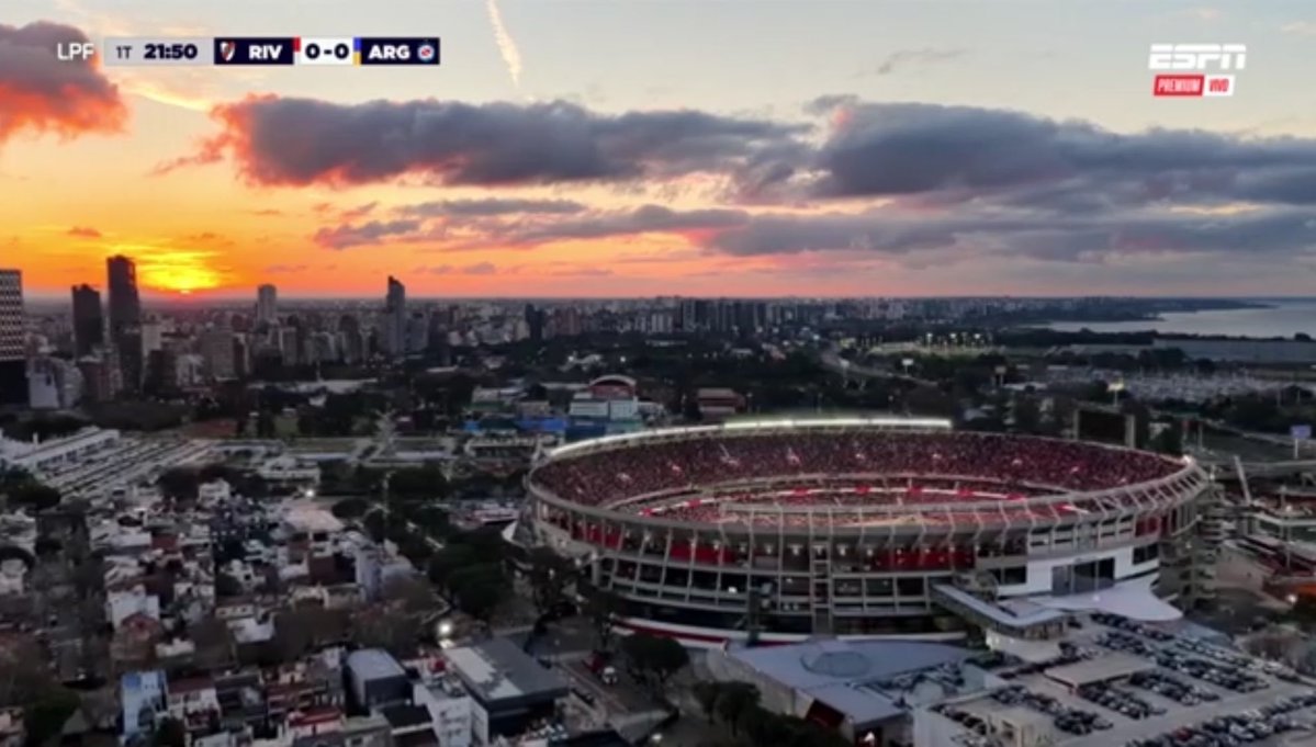 chomickirio's tweet photo. Fuera de joda ningún club en el mundo sería capaz de meter 86 mil hinchas yendo ÚLTIMO en la tabla con 0 (CERO) puntos. https://t.co/PiiBasvVg8