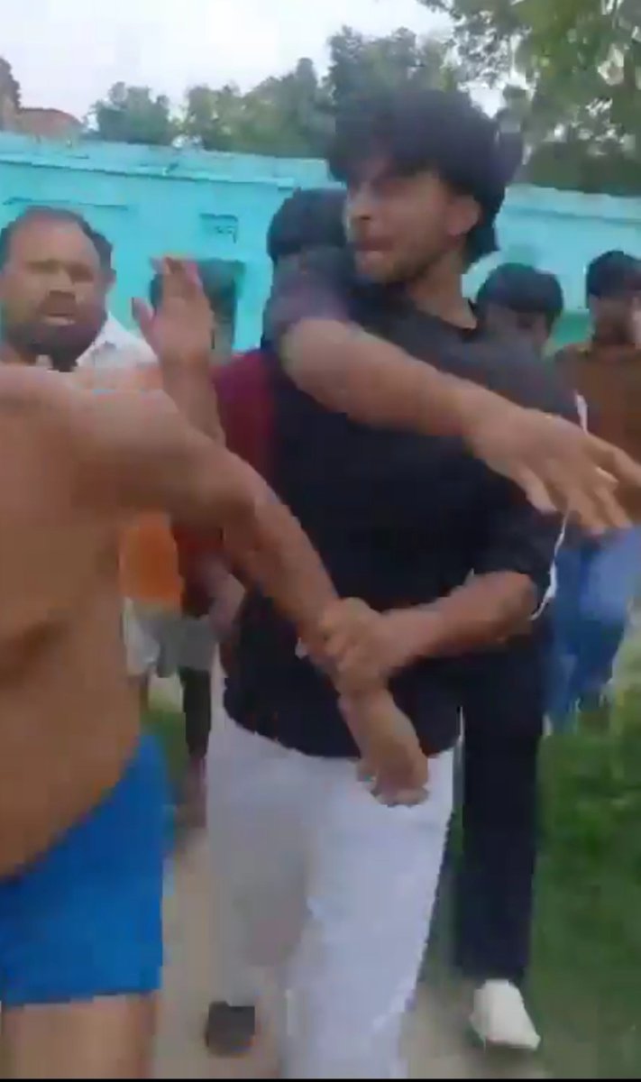 UnreservedMERIT's tweet photo. Interesting fact :-  This black shirt wearing Goon  who is beating this old man is a vegentable vendor . His shop is on the land of a RAJPUT , who is an Advocate. 

Rajput advocate helped this goon to have a livelihood but he chose to decept a Rajput and beat him . 

@Onlyhindu12  lives near this village .