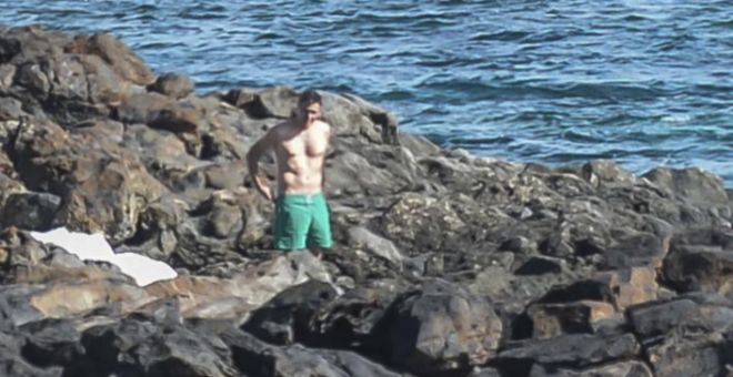 veintimillapie's tweet photo. El único que disfruta de una playa privada en España, es Sánchez y su familia, por más que la Constitución y la ley de costas digan que son públicas, además de una zona de exclusión a la navegación de casi 1 km, luego dicen que sí lo privado no, lo público. https://t.co/gXumLy61Hx