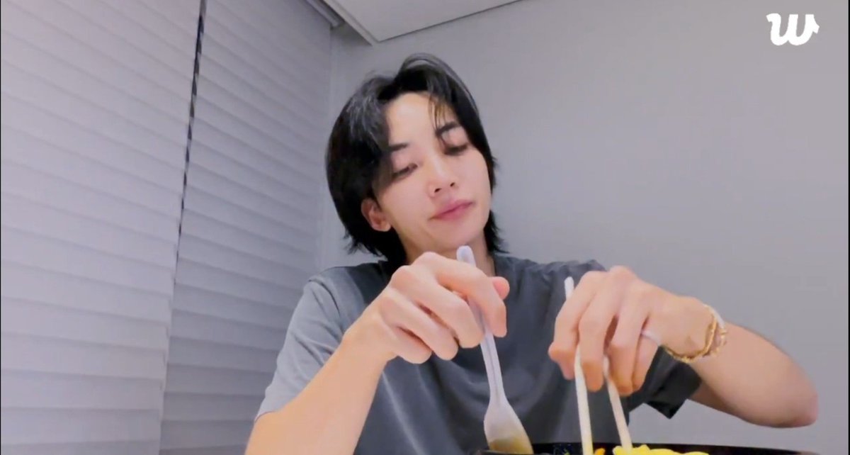 camihara's tweet photo. i'm eating lunch while jeonghan is eating a late dinner/early breakfast/snack at 3 am...this is the randomness i missed so much 😍 https://t.co/nBPTKjSIpy