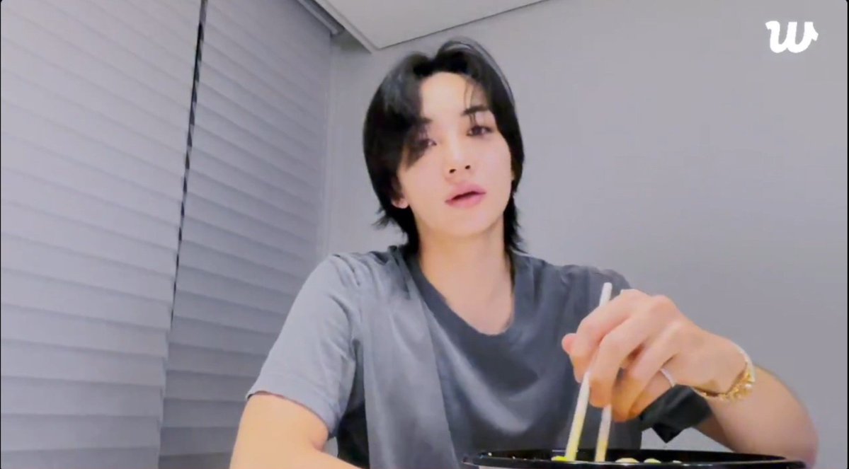 camihara's tweet photo. i'm eating lunch while jeonghan is eating a late dinner/early breakfast/snack at 3 am...this is the randomness i missed so much 😍 https://t.co/nBPTKjSIpy