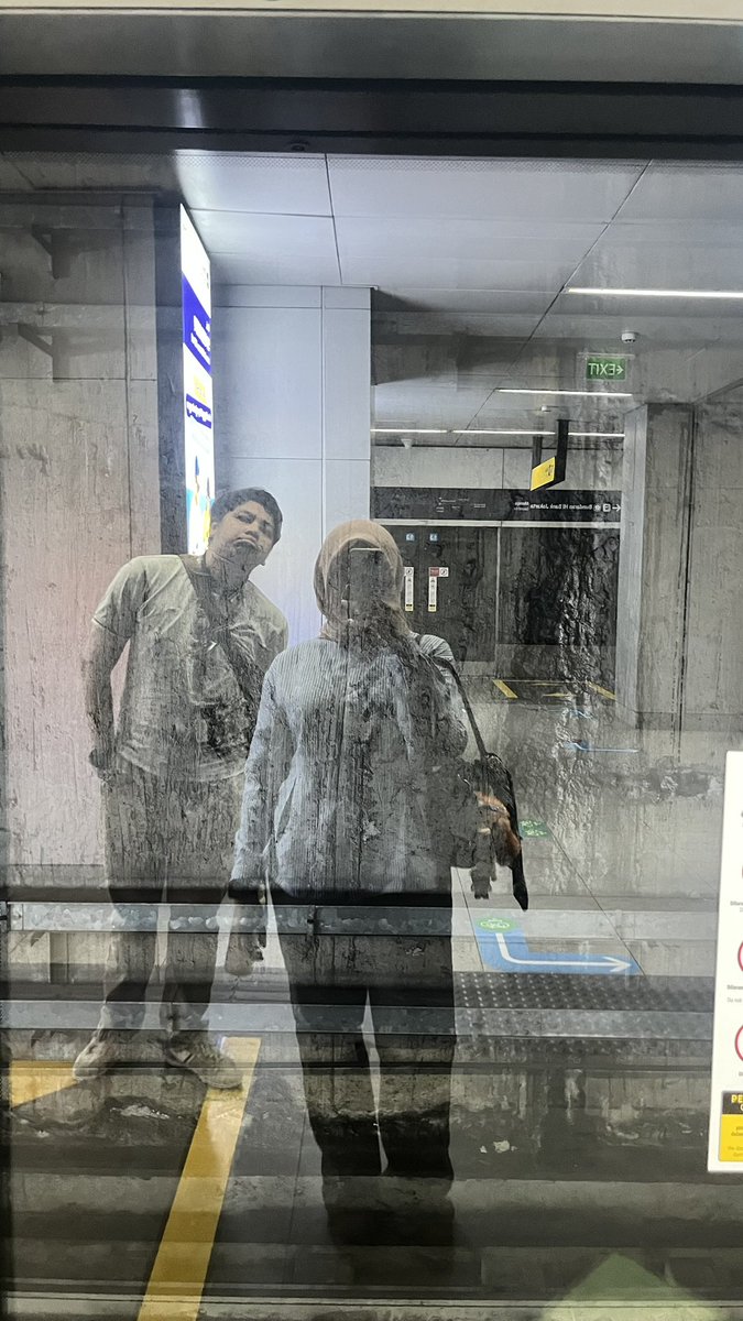 sygkiming's tweet photo. (ceritanya) life update

agenda hari minggu kemarin: jadi tour guide dua turis bandung, aka sepupunya ayang q, aka ka ipa dan pacarnya. seru bgt!!

pic 1: nyusulin ke blok m naik mrt dari istora
pic 2: mandatoryy
pic 3: testing dazzcam pacar ka ipa
pic 4: tbtb belok ke rabel?? 🤨 https://t.co/GwfZdKT47B