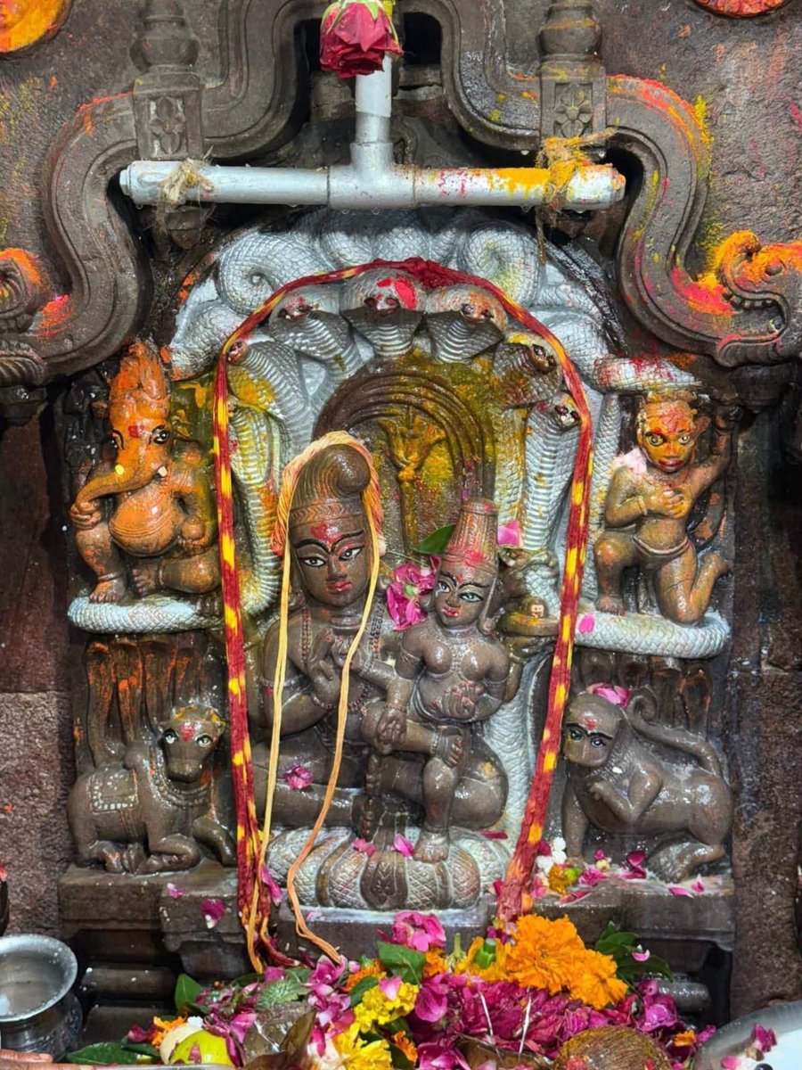onlinedhananjay's tweet photo. नाग पंचमी के पावन अवसर पर आज भगवान श्री नागचंद्रेश्वर जी के दिव्य दर्शन एवं पूजन का सौभाग्य प्राप्त हुआ।

#ujjainnagri #श्रीनागचंद्रेश्वरभगवान 
#ujjainmahakaaleshwar🕉🙏🏻🔥 
#Dhananjaysharma https://t.co/1OT3NN08Ee