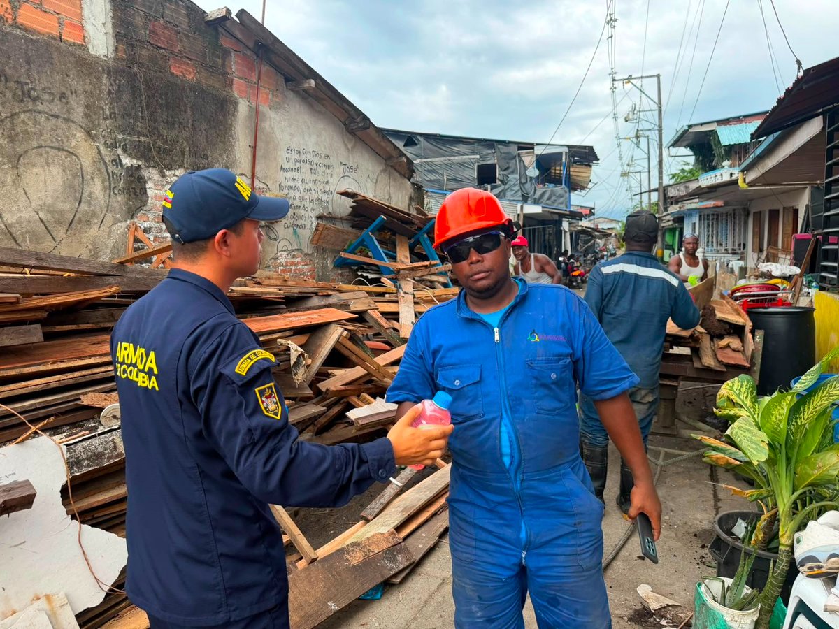 FuerzasMilCol's tweet photo. ¡Estamos al lado de la comunidad!

A las zonas más afectadas por el terremoto en #Buenaventura y #LaBocana, llegaron los integrantes de la @ArmadaColombia para distribuir ayudas humanitarias que contribuyan al bienestar de las familias en este difícil momento. #FuerzasQueSalvanVidas