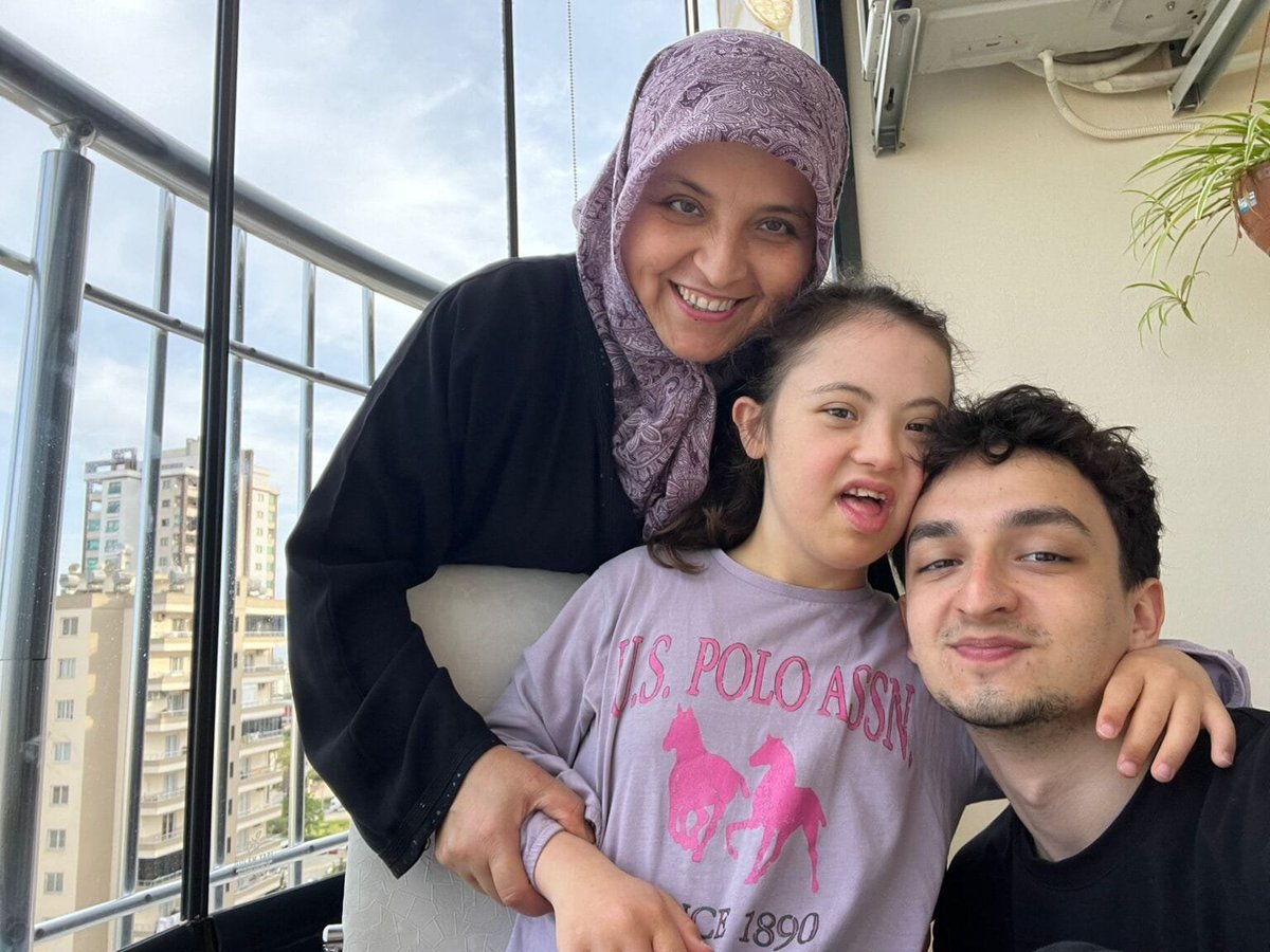 Hapsedilenlr's tweet photo. BU NASIL VİCDANSIZLIK❗️

Down sendromlu Ayşe, hem annesiz hem abisiz kaldı 

Down sendromlu Ayşe'nin annesi Fatma Gök, ikinci kez tutuklandı.

Annesi bu kadar muhtaçken, bir çocuğu annesinde ayırmak hangini vicdana sığar❗️

#KHKlılarİptalEdilsin #KoyYüreğini https://t.co/DLAIX36dF5