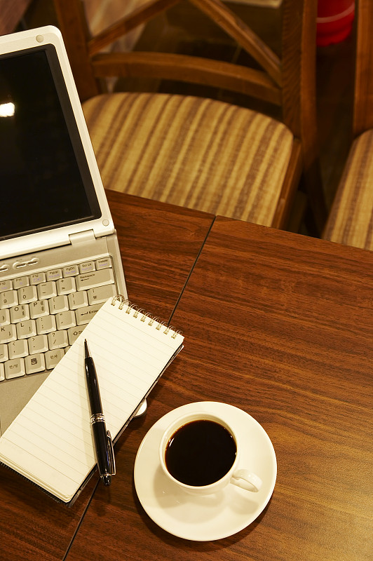DaffaCan's tweet photo. Pulling another late shift at the office, coffee’s my only work BFF right now  #WeekendWorkMode https://t.co/R6vf5vJsPE