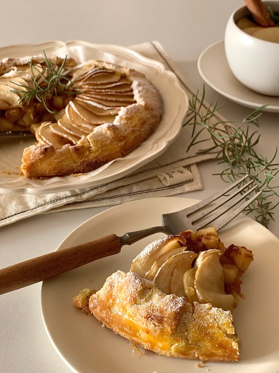 RISHADRICHU12's tweet photo. Festive Feast Alert! Creamy mashed potatoes, glazed ham, and spiced apple pie—perfect for your holiday dinner tonight! Tag your dining buddy! #ChristmasEveSpecial， https://t.co/m5vGRYgbJw