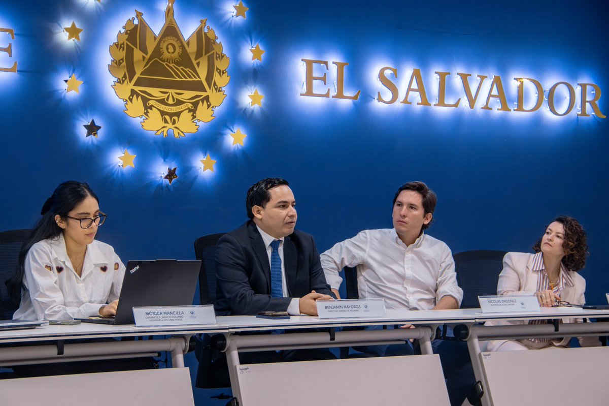 BenjaminMayo_SV's tweet photo. Hoy recibimos en la Dirección General de Aduanas a una delegación empresarial del sector cárnico de Medellín, Antioquia, Colombia 🇨🇴, como parte de su misión oficial en El Salvador. 🇸🇻

Durante el encuentro conversamos sobre los procesos de importación, requisitos aduaneros y mecanismos de acceso al mercado, además de intercambiar experiencias orientadas a facilitar el comercio y generar nuevas oportunidades para la internacionalización de productos.

Estos espacios nos permiten seguir fortaleciendo los vínculos comerciales entre El Salvador y Colombia, acercando al sector privado con nuestras instituciones y promoviendo nuevas oportunidades de cooperación, inversión y negocios.

Desde Aduanas continuamos trabajando para ser un aliado estratégico del comercio, facilitando procesos y acompañando a quienes ven en El Salvador una oportunidad para crecer y hacer negocios. 🤝🇸🇻🇨🇴