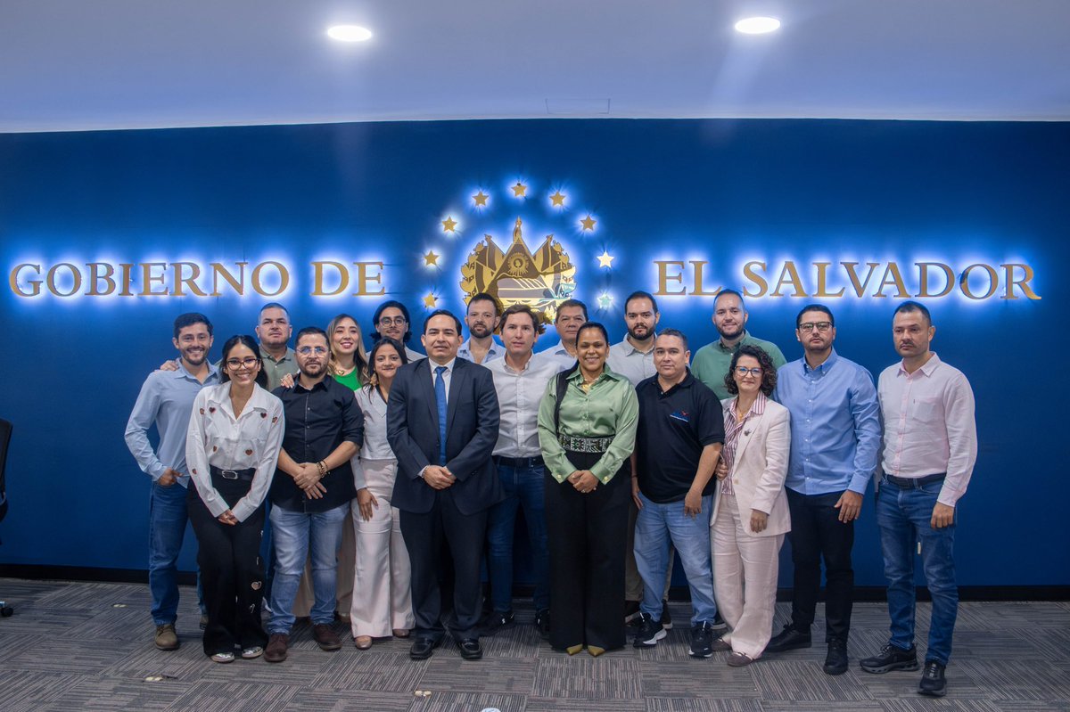 BenjaminMayo_SV's tweet photo. Hoy recibimos en la Dirección General de Aduanas a una delegación empresarial del sector cárnico de Medellín, Antioquia, Colombia 🇨🇴, como parte de su misión oficial en El Salvador. 🇸🇻

Durante el encuentro conversamos sobre los procesos de importación, requisitos aduaneros y mecanismos de acceso al mercado, además de intercambiar experiencias orientadas a facilitar el comercio y generar nuevas oportunidades para la internacionalización de productos.

Estos espacios nos permiten seguir fortaleciendo los vínculos comerciales entre El Salvador y Colombia, acercando al sector privado con nuestras instituciones y promoviendo nuevas oportunidades de cooperación, inversión y negocios.

Desde Aduanas continuamos trabajando para ser un aliado estratégico del comercio, facilitando procesos y acompañando a quienes ven en El Salvador una oportunidad para crecer y hacer negocios. 🤝🇸🇻🇨🇴