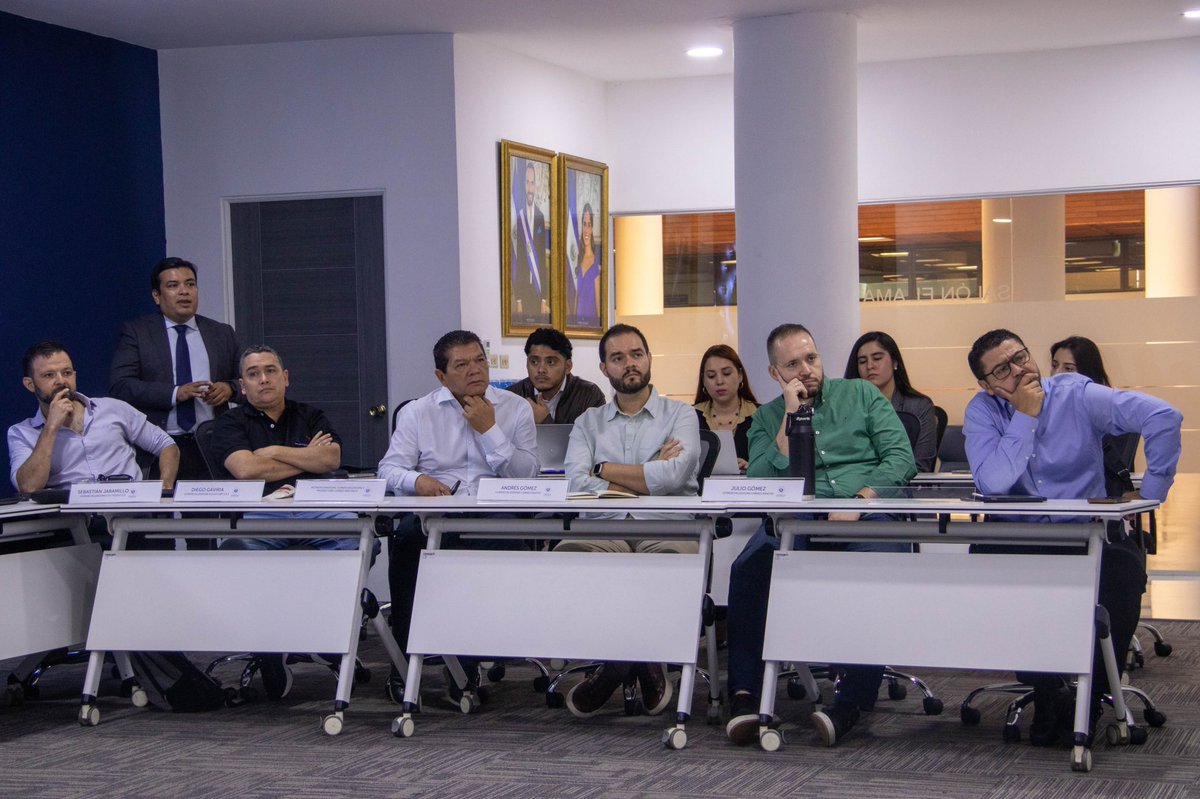 BenjaminMayo_SV's tweet photo. Hoy recibimos en la Dirección General de Aduanas a una delegación empresarial del sector cárnico de Medellín, Antioquia, Colombia 🇨🇴, como parte de su misión oficial en El Salvador. 🇸🇻

Durante el encuentro conversamos sobre los procesos de importación, requisitos aduaneros y mecanismos de acceso al mercado, además de intercambiar experiencias orientadas a facilitar el comercio y generar nuevas oportunidades para la internacionalización de productos.

Estos espacios nos permiten seguir fortaleciendo los vínculos comerciales entre El Salvador y Colombia, acercando al sector privado con nuestras instituciones y promoviendo nuevas oportunidades de cooperación, inversión y negocios.

Desde Aduanas continuamos trabajando para ser un aliado estratégico del comercio, facilitando procesos y acompañando a quienes ven en El Salvador una oportunidad para crecer y hacer negocios. 🤝🇸🇻🇨🇴