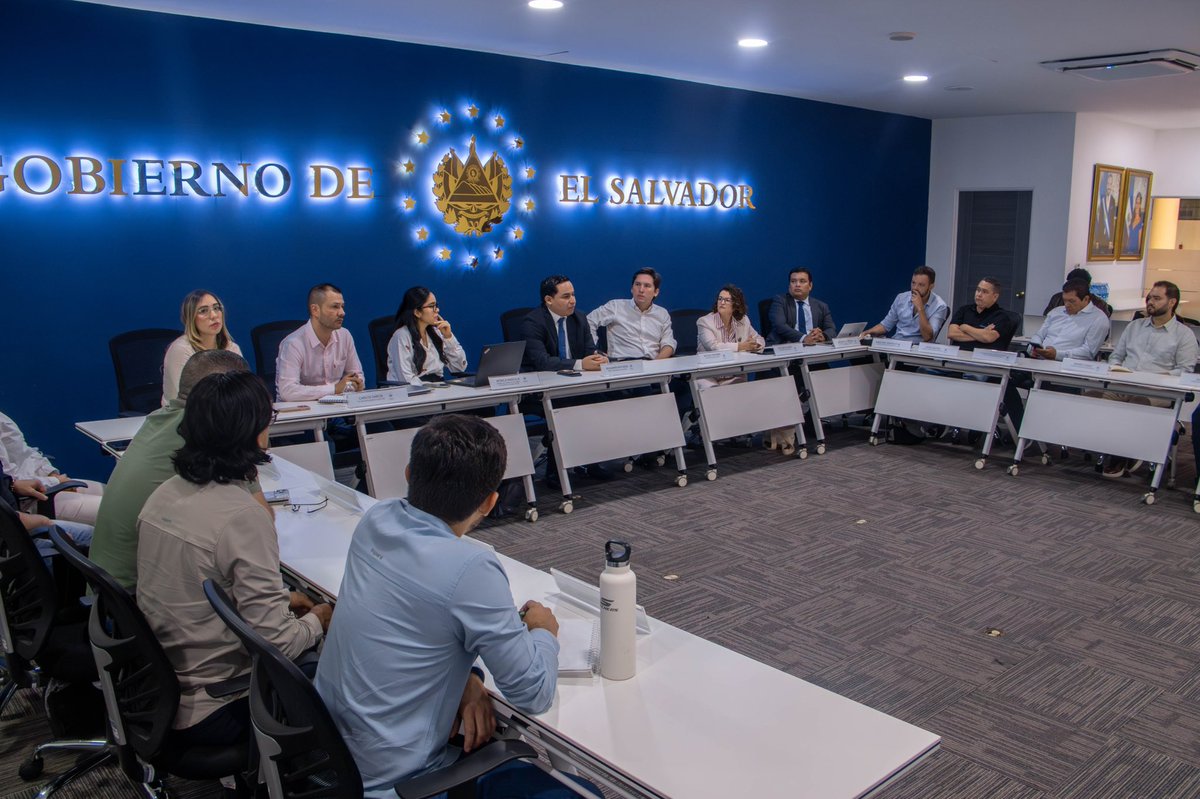 BenjaminMayo_SV's tweet photo. Hoy recibimos en la Dirección General de Aduanas a una delegación empresarial del sector cárnico de Medellín, Antioquia, Colombia 🇨🇴, como parte de su misión oficial en El Salvador. 🇸🇻

Durante el encuentro conversamos sobre los procesos de importación, requisitos aduaneros y mecanismos de acceso al mercado, además de intercambiar experiencias orientadas a facilitar el comercio y generar nuevas oportunidades para la internacionalización de productos.

Estos espacios nos permiten seguir fortaleciendo los vínculos comerciales entre El Salvador y Colombia, acercando al sector privado con nuestras instituciones y promoviendo nuevas oportunidades de cooperación, inversión y negocios.

Desde Aduanas continuamos trabajando para ser un aliado estratégico del comercio, facilitando procesos y acompañando a quienes ven en El Salvador una oportunidad para crecer y hacer negocios. 🤝🇸🇻🇨🇴