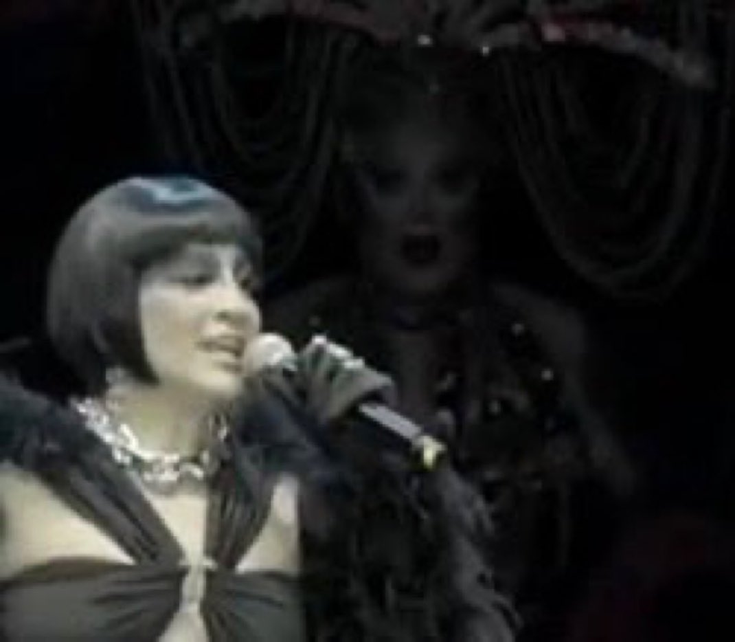 noemichelalvz's tweet photo. así se sintió tener a una jotita cantandome al oido todo el concierto de lux en TODOS los idiomas que canta rosalia https://t.co/u5vvMQlNEh