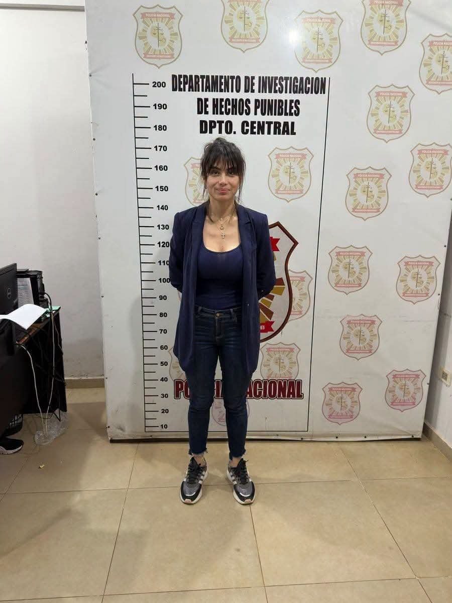 py_urgente's tweet photo. 📍#ATENCIÓN— Imputan a exmodelo tras contradenuncia de su expareja en caso de presunta violencia familiar

🚨La exmodelo y fotografa Graciela Núñez fue imputada por el fiscal Orlando Paiva por la supuesta comisión del hecho punible de "violencia familiar" y se encuentra privada de su libertad (arresto domiciliario) tras una contradenuncia presentada por su exesposo, el empresario Marcos Gómez. 

🧐La causa se inició luego de que el hombre la acusara el pasado 6 de agosto de haberlo encañonado con un arma de fuego durante un altercado, solicitándose de forma expedita su prisión preventiva.

⚠️El caso genera controversia debido a los antecedentes judiciales entre la expareja. Núñez había denunciado formalmente a Gómez el pasado 10 de junio, respaldada por grabaciones de circuito cerrado de agresiones sufridas en julio de 2025; sin embargo, dicha causa a cargo de la fiscal Sonnia Spezzini no ha registrado avances significativos, mientras que la querella del empresario prosperó en apenas 48 horas.

👨🏻‍⚖️ En las imágenes viralizadas recientemente en redes sociales se observa a la mujer alterada, aunque en ningún momento aparece con un arma en la mano. En contrapartida, en el material audiovisual presentado anteriormente por la exmodelo ante la Fiscalía, se aprecia cuando su exesposo le propina un golpe de puño. 

👉 Ante estas evidencias, el @MinPublicoPy deberá analizar de forma imparcial los elementos presentados por ambas partes e impulsar la primera denuncia presentada, la cual permanece estancada a cargo de la fiscal Spezzini.

📹 Gentileza