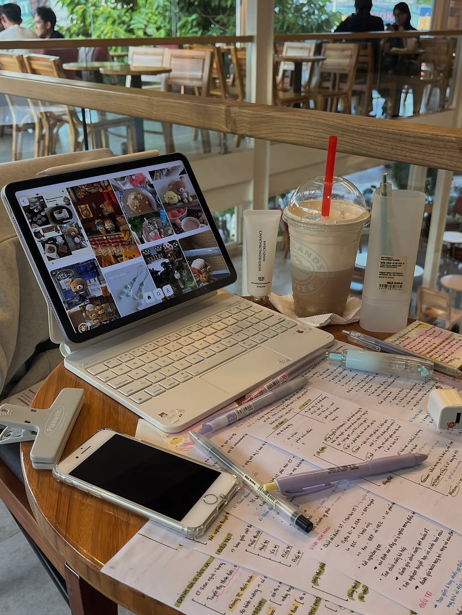 islaboards's tweet photo. coffee and quiet study 💻🧋 https://t.co/WVa8uXVFGp