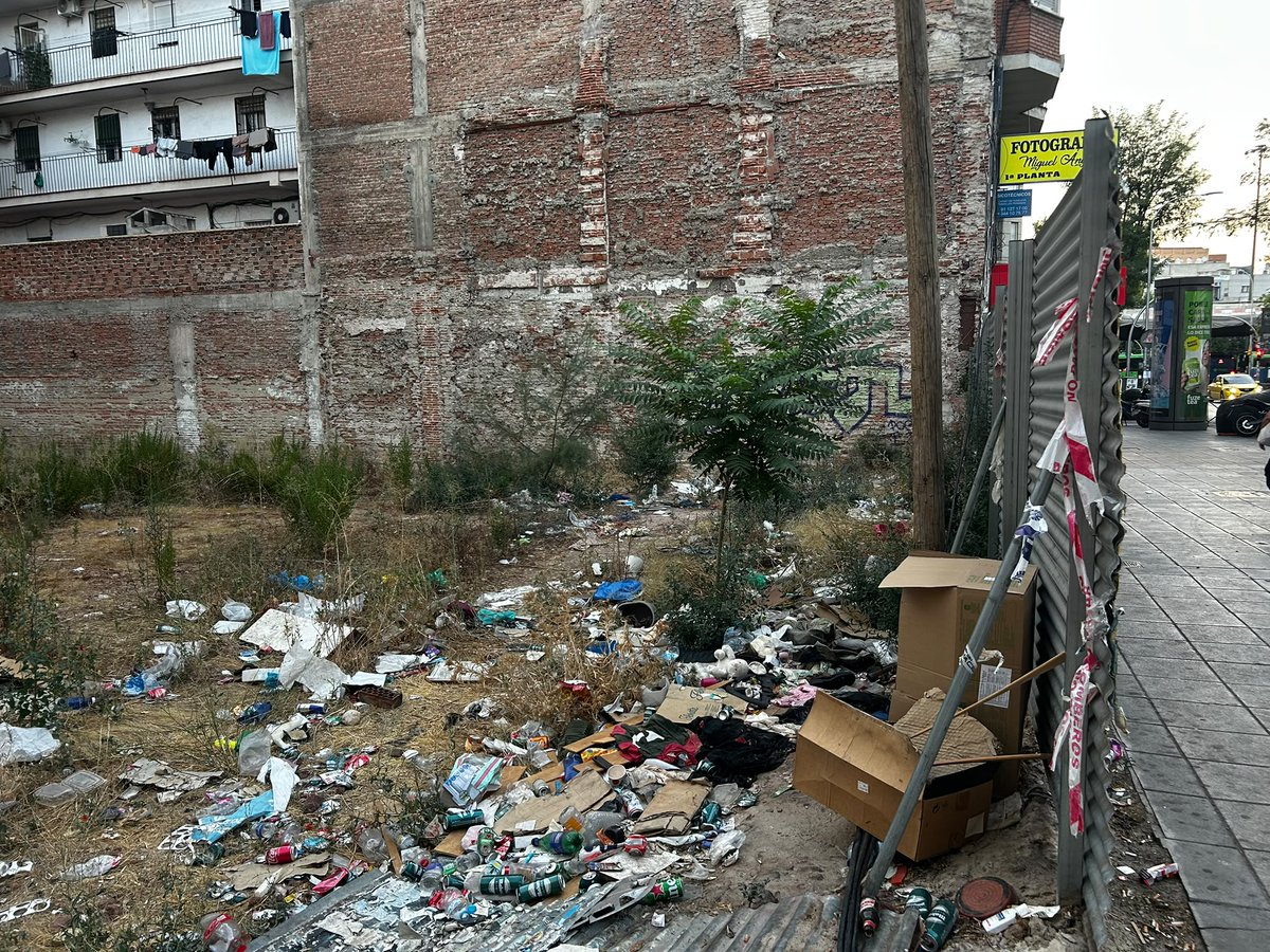 KaskoviejoVk's tweet photo. ¿Qué imagen se lleva quien baja en la estación de Metro de Puente de Vallecas?

Justo a la salida se encuentra el solar de Albufera 12-16. Hoy ofrece esta estampa: basura, maleza, restos y un estado de abandono que lleva demasiado tiempo formando parte del paisaje del barrio. 🧵 https://t.co/8iw1fI4FDt