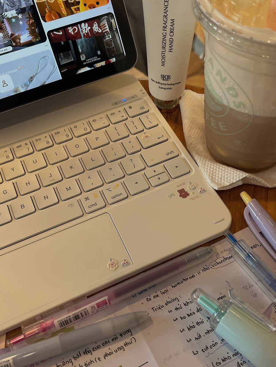 islaboards's tweet photo. coffee and quiet study 💻🧋 https://t.co/WVa8uXVFGp