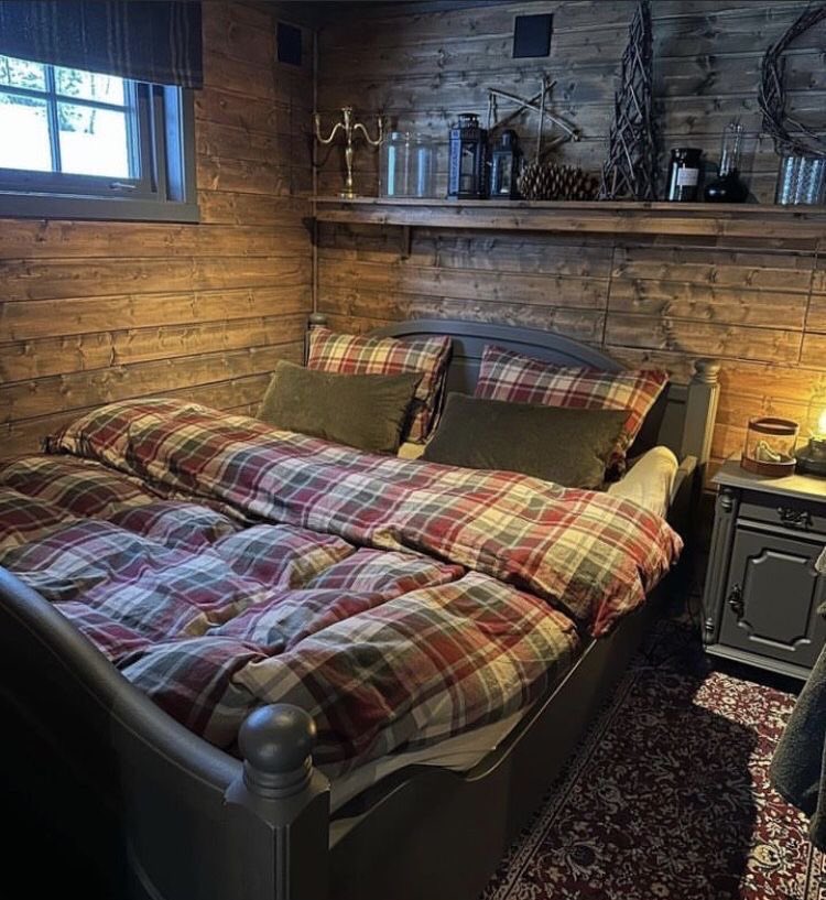 p4rkercel's tweet photo. frank has a cabin he barely ever uses anymore in a completely different state but takes peter there someday so that they can be completely alone #peterfrank https://t.co/dAnX4u1QMp