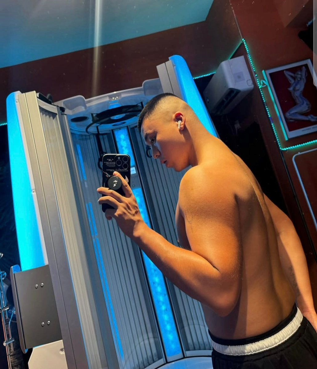 BITCHTS0's tweet photo. 亲爱的fzh🥰当你看到这份信时，你老公正在抱住我背身单打，每次他A我都是直捣肛心，鸡巴都在乱晃辣🥵觉得好愧疚，所以给你写了篇甜蜜的小作文道歉🩷对了，他颜射过你吗？我们准备待会试一下，糟糕，没带假发，可能会被他射的满寸头都是💦💦💦💦如果他回家晚了别骂他哦，哥哥很累了，让他早点休息💕 https://t.co/D9OCS7e0ed