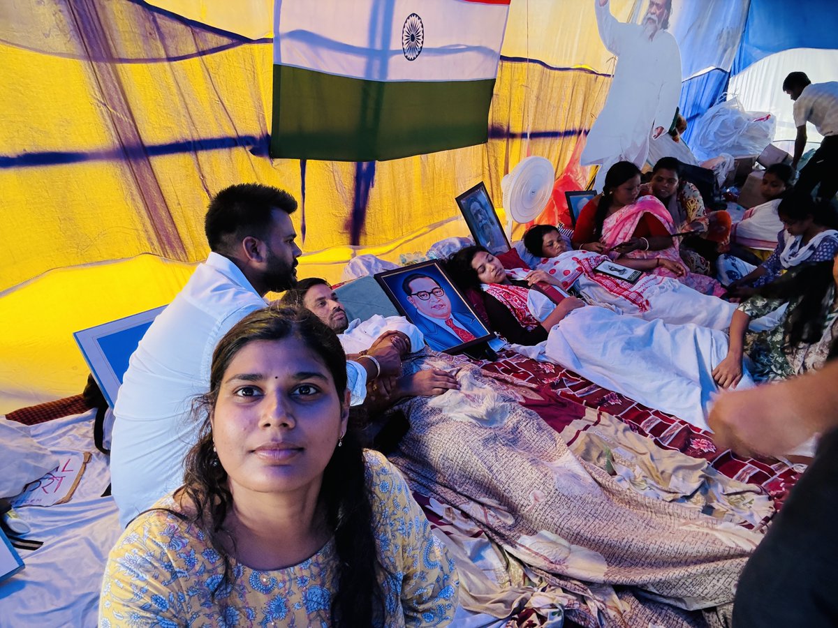 subhi_karma's tweet photo. These people will finally have food after two weeks in Ranchi: 

They are the heroes of this protest, they should be remembered: 
1. Devendranath Mahto
2. Rahul Kranti (currently in hospital)
3. Umme Habiba (currently in hospital) 
4. Roshan Kumar 
5. Sabita Kumari 

Students were on a sit in protest since July 29. 

While many of their demands have been met, they say they are not going to settle untill government agrees to a CBI inquiry for the discrepancies in the JPSC and JSSC examination conducted in state.