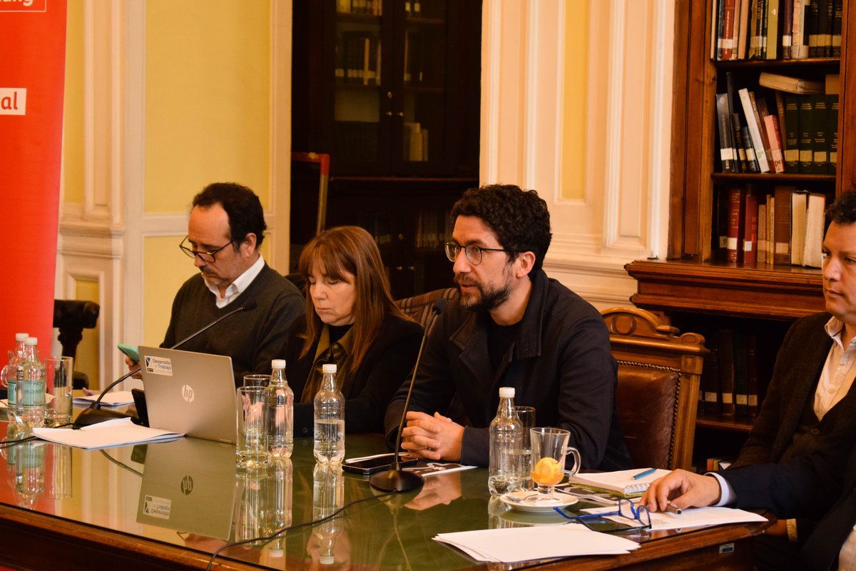 RumboColectivo's tweet photo. La Red de Centros de Pensamiento Progresistas junto a la fundación Friedrich Ebert y Rumbo Colectivo realizaron el lanzamiento del informe “Empleo para Chile: Propuestas de la Red de Centros de Pensamiento Progresistas para una reactivación laboral con derechos” 📊 en la Biblioteca del ex Congreso Nacional. 

📌 La actividad contó con la exposición de Fidel Bennett y un panel compuesto por los senadores Gastón Saavedra (PS) y Daniel Núñez (@daniel_nunez_a) (PC), junto al ex Ministro de Trabajo y Previsión Social, Giorgio Boccardo y el director de la Fundación por la Democracia, Nicolás Navarrete. 

El informe busca instalar una agenda que aporte al debate sobre cómo avanzar hacia una reactivación laboral efectiva, con políticas que cuentan con respaldo en la evidencia y que permitan generar empleo de calidad sin retroceder en derechos. 

📲 Descarga el informe completo aquí: https://t.co/yRkTGuQZwA