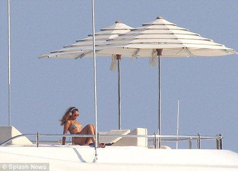 THUGGABEY's tweet photo. Beyoncé, 2010. WHEW! https://t.co/lWXndsrwm7