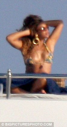 THUGGABEY's tweet photo. Beyoncé, 2010. WHEW! https://t.co/lWXndsrwm7