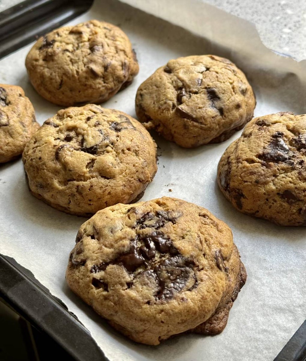 Michael56599729's tweet photo. Just got fresh homemade chocolate chip cookies from my next-door neighbor!  Such a warm surprise making my whole day—loving this neighborhood vibe! https://t.co/HrlvYC6y5q