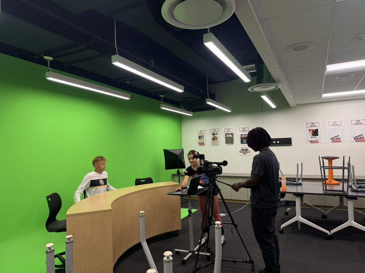 AngieDuensing1's tweet photo. The new Broadcasting and Production class worked in small groups on camera and teleprompter usage!! https://t.co/fBrIcRL6MJ
