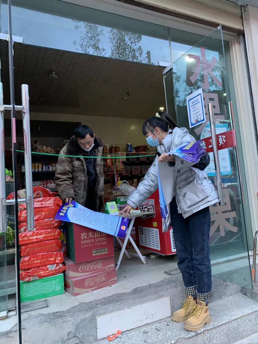 AbdulzeezzR's tweet photo. A stranger held the door for me while carrying two huge grocery bags, even waited till I fumbled for my keys. Small act that made my whole day warm. https://t.co/ypXl4ujKDV