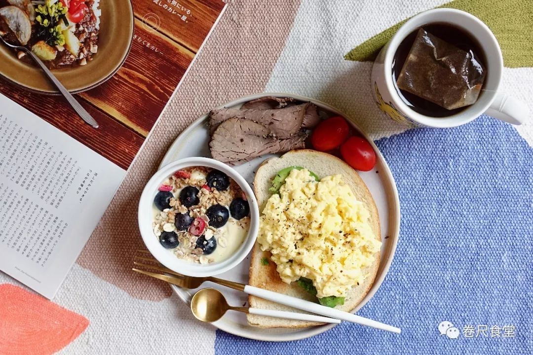 MintaHcomiskey's tweet photo. Just a cozy midweek pick-me-up: creamy avocado toast with a side of fresh berries u0026 a splash of morning coffee. Small bites, big joy https://t.co/lC9RoY2Ohv