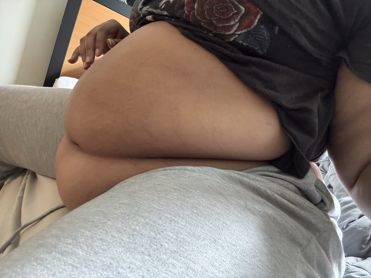 Lilybloomsf's tweet photo. This little piggy is still hungry #feedee #feederism #bbw #ssbbw #fatgut https://t.co/LWcCcfTt74