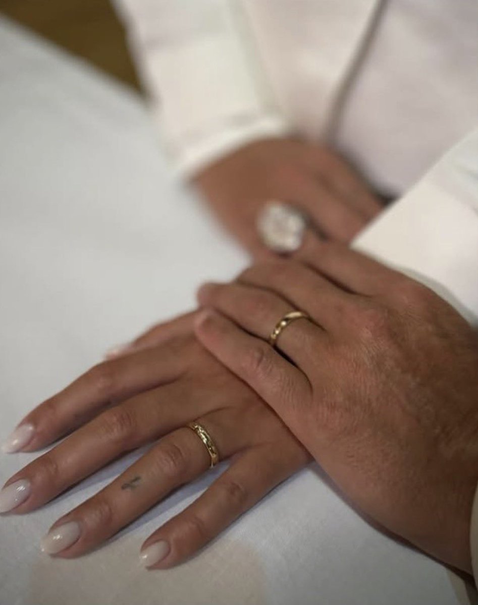 RaAid3r's tweet photo. Georgina Rodríguez addresses the idea of a prenuptial agreement with Cristiano Ronaldo during an Instagram Live, suggesting that marriage came with conditions she had to accept.

She said : “That was the only option he gave me for years if he would marry me, and I had to give in because of my kids.”

The prenup would reportedly allow each partner to retain 100% ownership of their individual properties and assets, meaning neither party would automatically claim the other’s personal property in the event of a separation.
