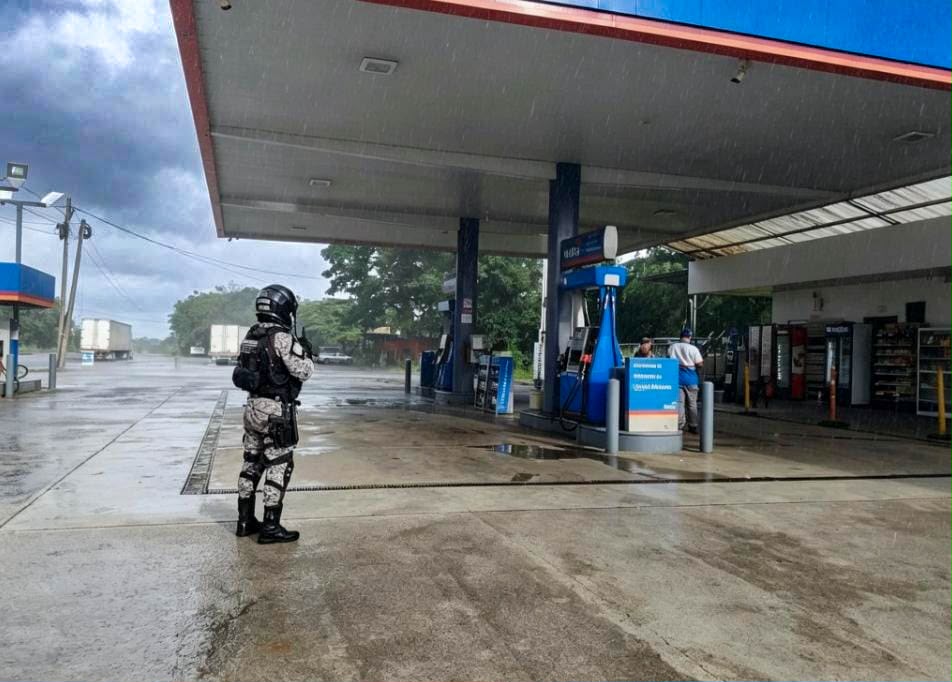 policiadepanama's tweet photo. #ZPComarcal | Realizamos recorridos preventivos y presencia en puntos estratégicos, incluyendo estaciones de combustible, centros educativos y locales comerciales, fortaleciendo la seguridad en la comunidad. #PlanFirmeza https://t.co/QSTlS8X10b