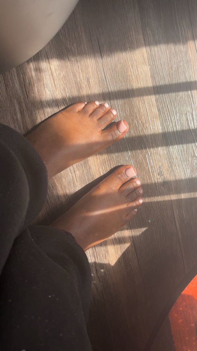 AquariusSoLee's tweet photo. #pinkpolish
#footfetısh
#prettytoes https://t.co/IDbQWDqiCc