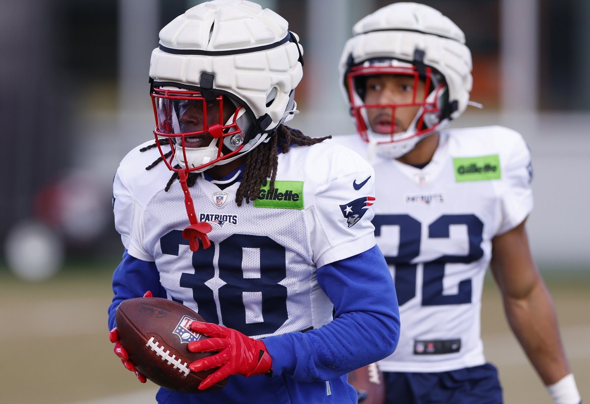YahooFantasy's tweet photo. The Patriots RB share will be "a 50-50 split," per @ChadGraff.

The expectation:

Rhamondre Stevenson will take early downs and short-yardage situations (goal line).

TreVeyon Henderson may check in on 2nd and 3rd-and-long situations "as long as his pass blocking holds up." https://t.co/0cIewW7I1e