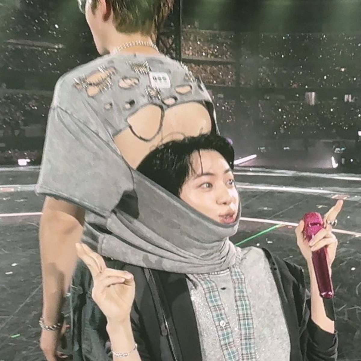 Shawol_Army_BTS's tweet photo. Yarım saattir şu fotoğrafa gülüyorum jfjfjfjf https://t.co/jYwvJTw9sO