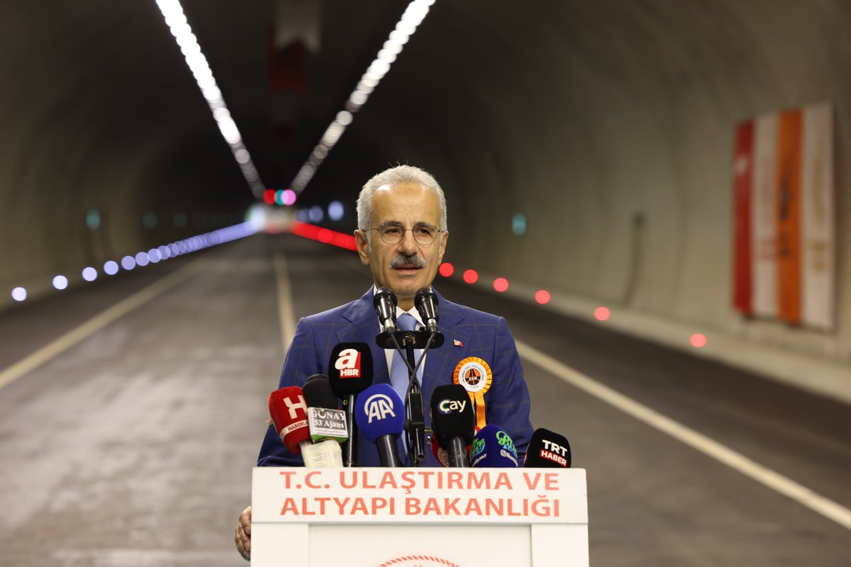 ihsanselimb's tweet photo. 📍 Çamlıhemşin Tünelli Geçişi Hizmete Açıldı
Ayder’e ulaşımı daha güvenli, konforlu ve hızlı hale getirecek Çamlıhemşin Tünelli Geçişi’ni, Ulaştırma ve Altyapı Bakanımız Sayın Abdulkadir Uraloğlu ile birlikte hizmete açmanın gururunu yaşadık.
Açılışın ardından Bakanımız Sayın Abdulkadir Uraloğlu ile birlikte TOGG’un direksiyonuna geçerek Çamlıhemşin Tüneli’nden ilk geçişi gerçekleştirdik.
Başta Cumhurbaşkanımız Sayın Recep Tayyip Erdoğan olmak üzere, Ulaştırma ve Altyapı Bakanımız Sayın Abdulkadir Uraloğlu’na, Bakanlığımıza, Karayolları Genel Müdürlüğümüze ve emeği geçen herkese teşekkür ediyorum.
Çamlıhemşin’imize, Ayder’imize ve Rize’mize hayırlı olsun.
@a_uraloglu
@UABakanligi