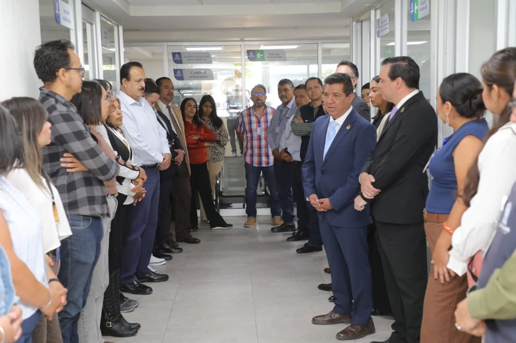 jorgelona1's tweet photo. Arrancamos la semana con nuestras compañeras y compañeros de la Dirección de Transporte, que hoy inicia una nueva etapa con el Mtro. Rafael Mondragón Limón, como nuevo director general. Refrendamos en equipo el compromiso de servir a las y los guanajuatenses, con la gente como prioridad.