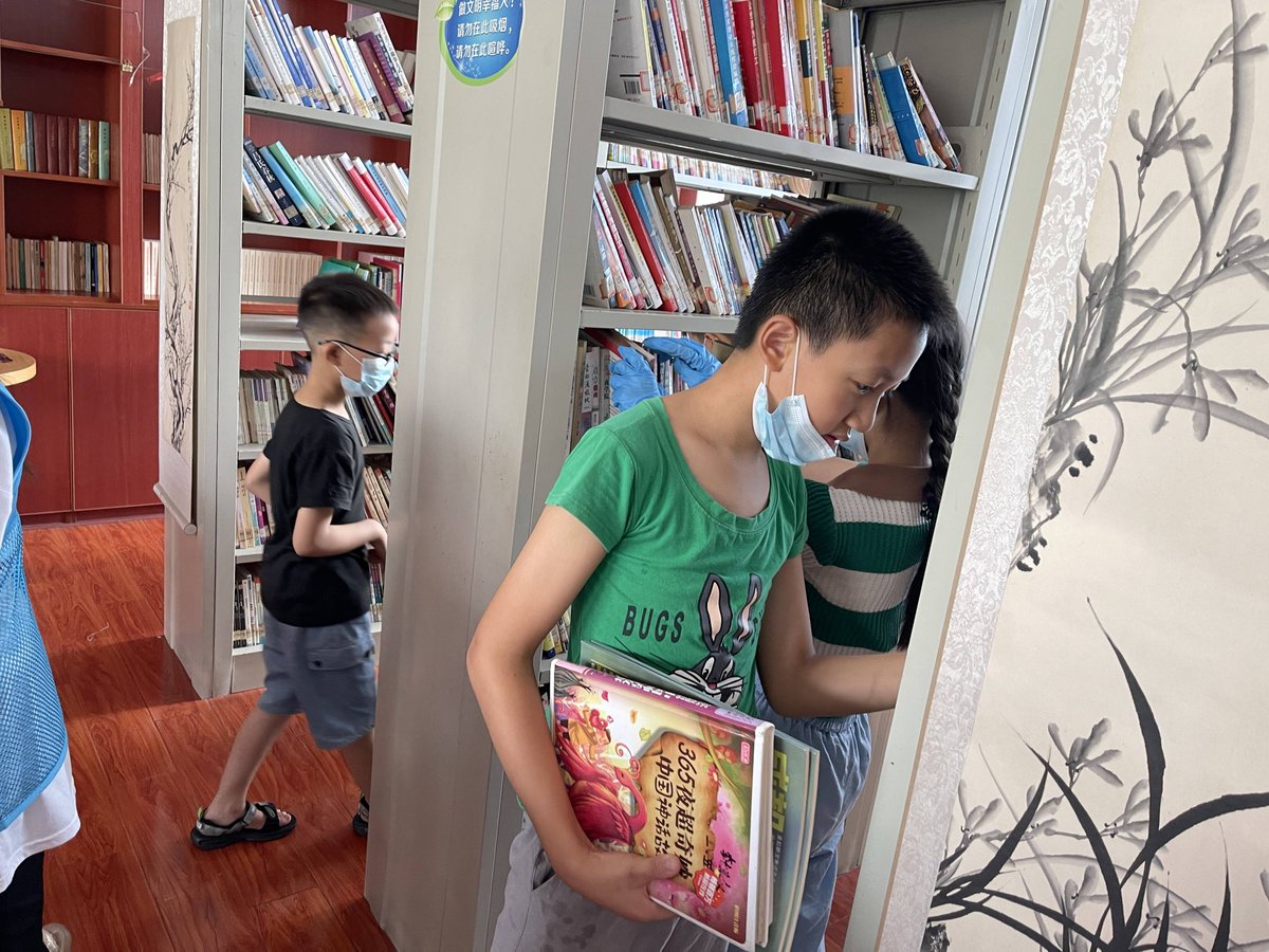junge9lcym's tweet photo. 参与了社区旧书置换志愿活动，整理了满满三箱图书，看着小朋友们抱着心仪的书笑，瞬间觉得疲惫全消 https://t.co/HECZmsA8iH