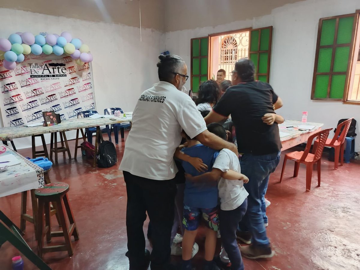 SENAMECFBarinas's tweet photo. Funcionarios del #Senamecf en el estado Barinas llevan a cabo una jornada de sensibilización centrada en el tema "El Abrazo como fórmula de la felicidad", dirigida a los niños y niñas participantes del Plan Vacacional del Taller de Artes Plásticas Rafael Calvo. https://t.co/4pJNmhYs7H