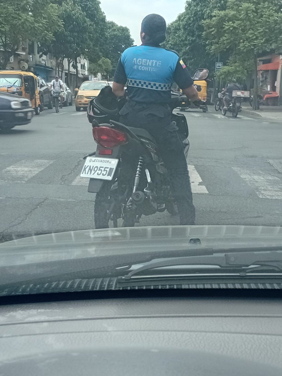 EmergenciasEc's tweet photo. Lamentable e indignante!!
​En la intersección de 4 de Noviembre y la 29, se evidenció a una agente de control municipal circulando en moto sin casco y con la placa tapada con cinta.
​Resulta inaceptable que las autoridades y el personal de control, quienes deberían ser el modelo a seguir en el cumplimiento de la ley, infrinjan de esta manera las normas de tránsito.
Se requiere una respuesta y sanción ejemplar por parte de las autoridades competentes.
@ATM_Transito @alcaldiagye @181Responde @segura_ep