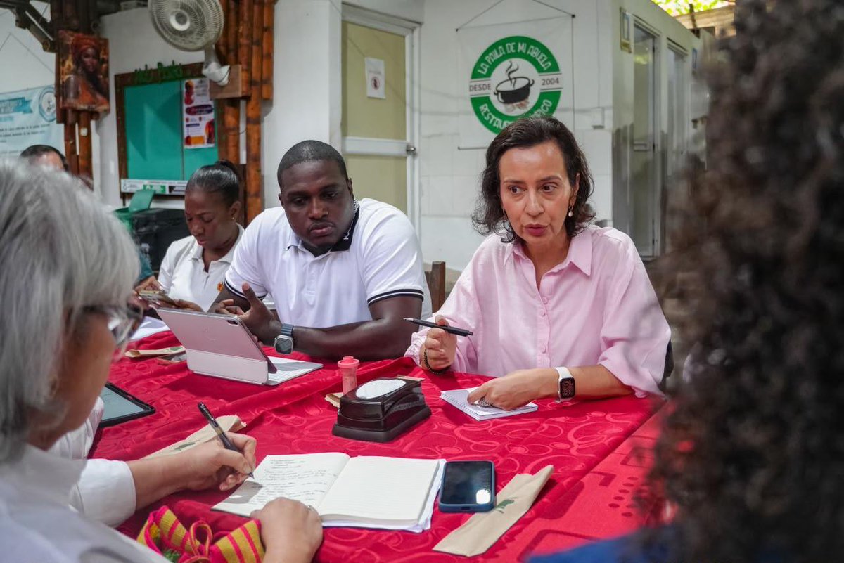 AgendaCAF's tweet photo. 🇨🇴 Representantes de CAF se reunieron en la mañana del lunes 17 de agosto, en Quibdó, Chocó, con autoridades educativas y territoriales para avanzar en la respuesta a la emergencia por el terremoto que afectó a Colombia el 10 de agosto.

Por parte de CAF, lideraron el encuentro @EddiXavierMarce, director de Diversidad, y Rocío Casas, ejecutiva senior de Colombia. Del Gobierno nacional participó la viceministra de Educación Preescolar, Básica y Media, Gledy Foliaco Rebolledo; del Gobierno departamental, la gobernadora del Chocó, @NubiaCarolinaCC , entre otras autoridades.

Junto con el Ministerio de Educación, CAF canalizará USD 48 millones para apoyar la recuperación y reconstrucción de infraestructura educativa en las regiones más afectadas.

A ello se suman USD 1,25 millones en recursos no reembolsables, movilizados junto con Coca-Cola para la atención temprana de la emergencia.

CAF continuará trabajando junto al Gobierno nacional y a las autoridades territoriales para acompañar la recuperación de las comunidades impactadas.
