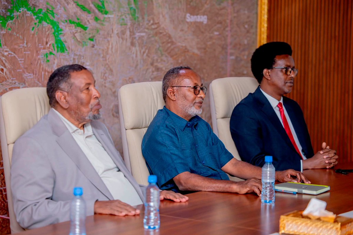 Presidencysl_'s tweet photo. H.E. President @AbdirahmanIrro received the Committee on Political Associations and National Parties at the Presidency today.

Discussions centred on strengthening democratic institutions and Somaliland’s multiparty system. https://t.co/cBwvm89kPf