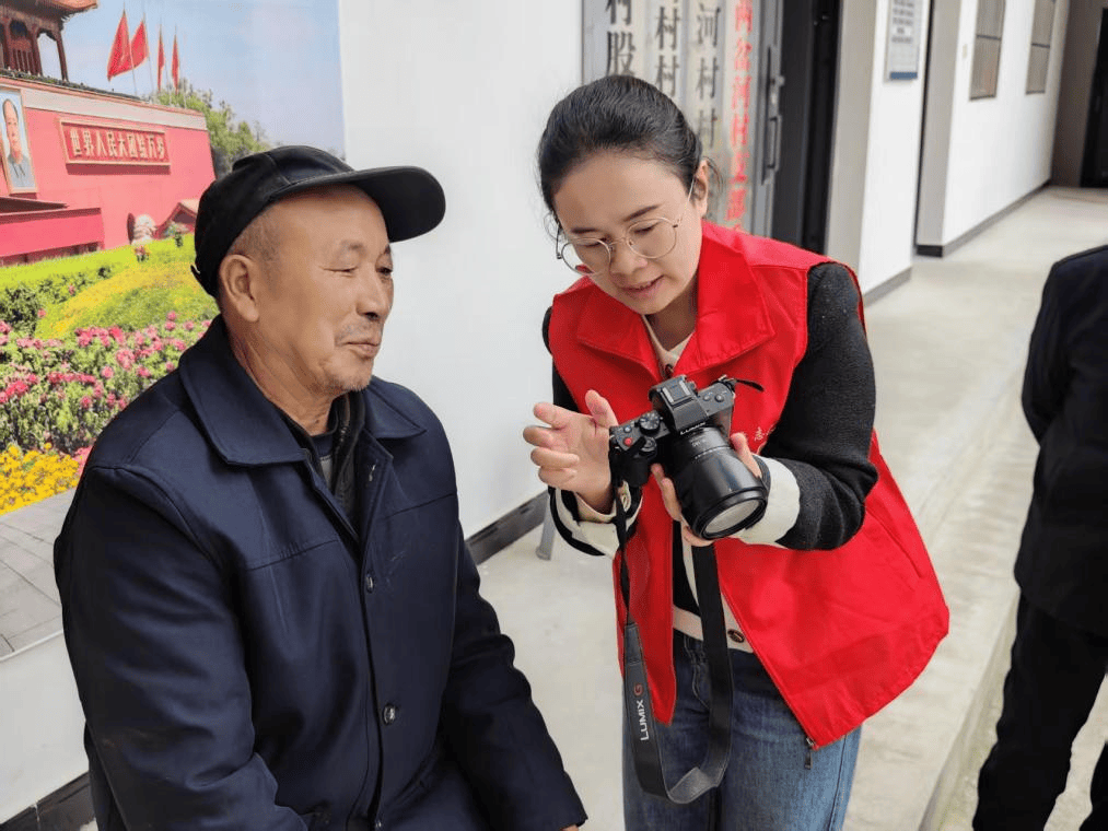 ppaekko34503's tweet photo. 上周在社区老年服务站做志愿者，陪爷爷奶奶们练书法、读报纸，收到好多暖心小零食，用一点点时间换来了满当当的快乐 https://t.co/BRTNeRE1HG