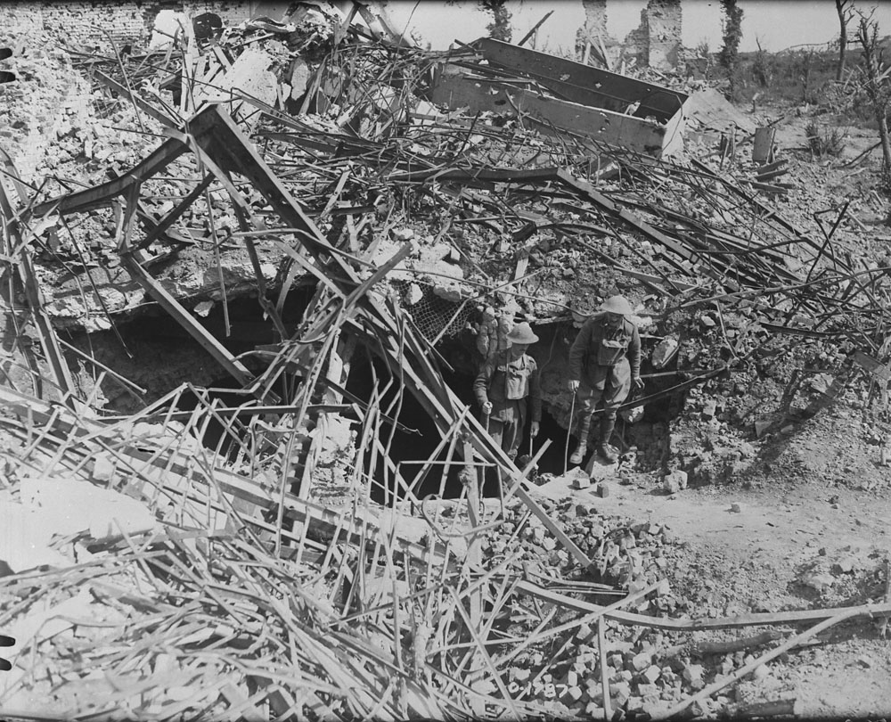 vimyfoundation's tweet photo. Lieut.-Col. R.H. Webb and Major A.S. English step out of the remains of the brewery at La Coulotte. August, 1917.

//

Le lieutenant-colonel R.H. Webb et le major A.S. English sortent des vestiges de la brasserie de La Coulotte. Août 1917. https://t.co/EJOzXyZH5x