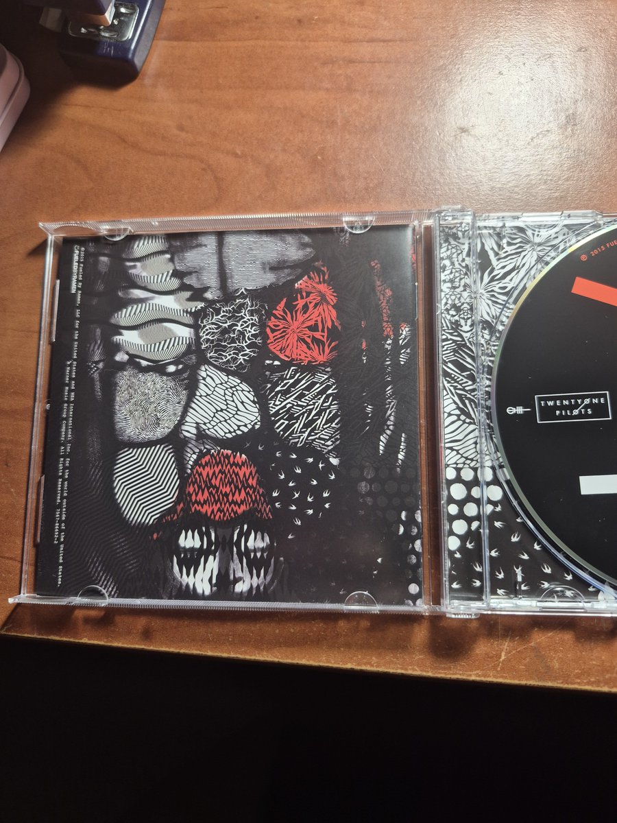 Idiotblurryface's tweet photo. @clankyhamster Booklet wrong placed in factory. https://t.co/egtLoSNOHG