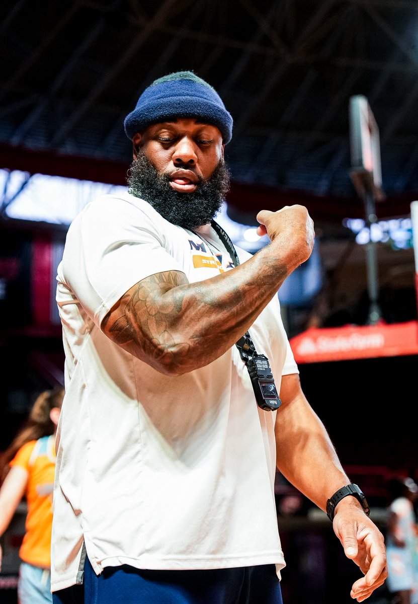 UTEPWBB's tweet photo. Join us in wishing a very 🎂 𝐻𝒜𝒫𝒫𝒴 𝐵𝐼𝑅𝒯𝐻𝒟𝒜𝒴 🎂 to our Strength and Conditioning Coach, Chisan Jones! 

We hope you have the best day! 🧡💙

#PicksUp⛏ https://t.co/kOIr1OBX9c